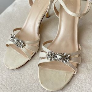 ✨David’s Bridal Wedding Sandals 7.5 EUC✨